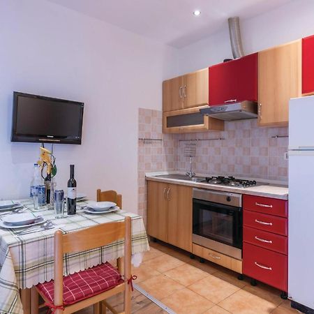 Nice Apartment In Fazana With Wifi Fondole Екстериор снимка